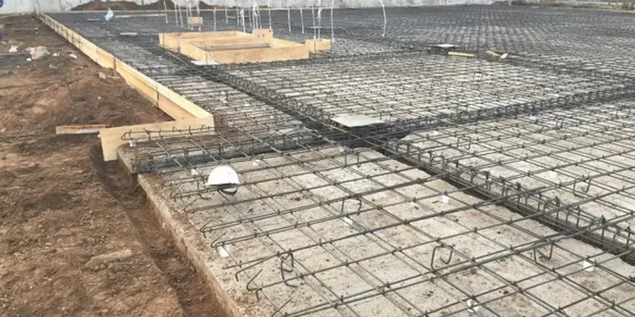 Diseño de losa de cimentación en Copiapó: criterios para suelo salino y zona sísmica