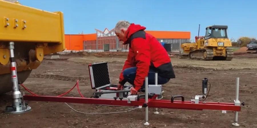 Ensayo de placa de carga en Copiapó: control de capacidad de soporte in situ